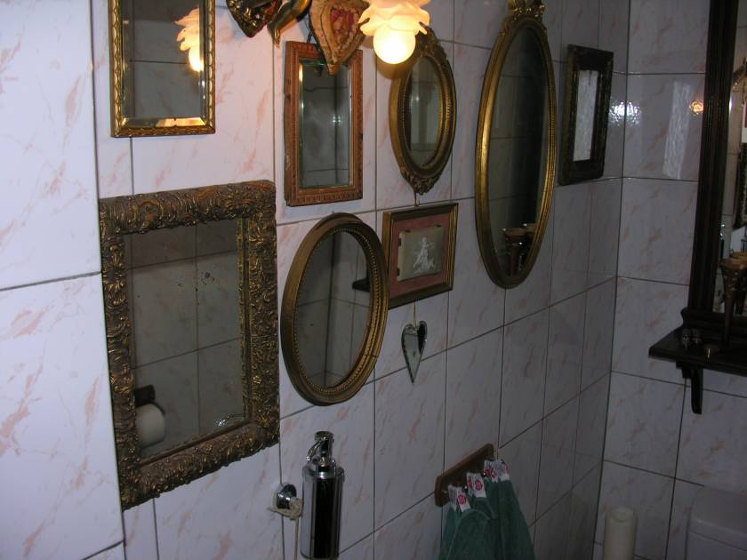 Gjestetoalettets speilvegg